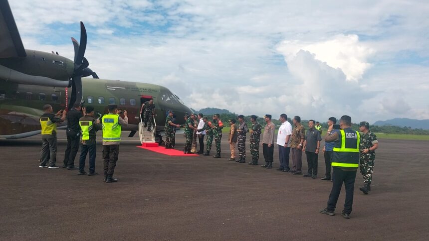 Kepala Staf Angkatan Darat (Kasad) Jenderal TNI Maruli Simanjuntak beserta jajaran saat tiba di Bandara Pinangsori. Foto: Dispenad