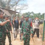 Kepala Staf Angkatan Darat (Kasad) Jenderal TNI Maruli Simanjuntak meninjau langsung pembangunan Jembatan Armco di Kelurahan Hutanabolon, Kecamatan Tukka, Kabupaten Tapanuli Tengah, Jumat (9/1/2026). Foto: Dispenad
