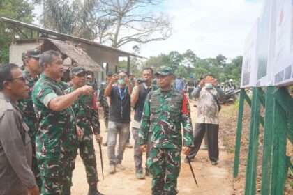 Kepala Staf Angkatan Darat (Kasad) Jenderal TNI Maruli Simanjuntak meninjau langsung pembangunan Jembatan Armco di Kelurahan Hutanabolon, Kecamatan Tukka, Kabupaten Tapanuli Tengah, Jumat (9/1/2026). Foto: Dispenad