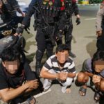 Sejumlah remaja yang tengah mempersiapkan dan melakukan balap liar saat diamankan dan menjalani pemeriksaan menyeluruh, termasuk kelengkapan surat-surat kendaraan. Sebagai bentuk penindakan tegas, para pelaku juga diberikan sanksi tindakan fisik. Foto: Dok Brimob Polda Metro Jaya