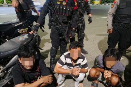 Sejumlah remaja yang tengah mempersiapkan dan melakukan balap liar saat diamankan dan menjalani pemeriksaan menyeluruh, termasuk kelengkapan surat-surat kendaraan. Sebagai bentuk penindakan tegas, para pelaku juga diberikan sanksi tindakan fisik. Foto: Dok Brimob Polda Metro Jaya