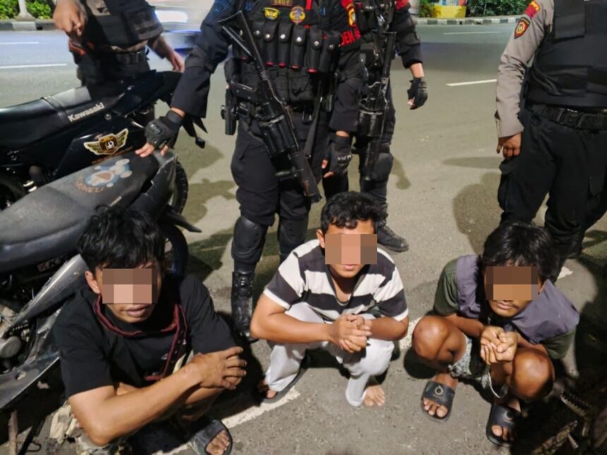 Sejumlah remaja yang tengah mempersiapkan dan melakukan balap liar saat diamankan dan menjalani pemeriksaan menyeluruh, termasuk kelengkapan surat-surat kendaraan. Sebagai bentuk penindakan tegas, para pelaku juga diberikan sanksi tindakan fisik. Foto: Dok Brimob Polda Metro Jaya