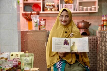 Dewi Aminah, perempuan asal Solo yang kini dikenal sebagai pemilik Iswara Food, produsen bumbu dan tepung bumbu kemasan yang lahir dari perjalanan hidup penuh tantangan. Foto: Dok BRI