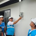 General Manager PLN UID Aceh, Eddi Saputra (kedua dari kanan) dan EVP Komunikasi Korporat & TJSL PLN, Gregorius Adi Trianto (kanan) ketika memastikan listrik telah tersedia pada tiap rumah Huntara di Aceh Tamiang. Foto: Dok PLN