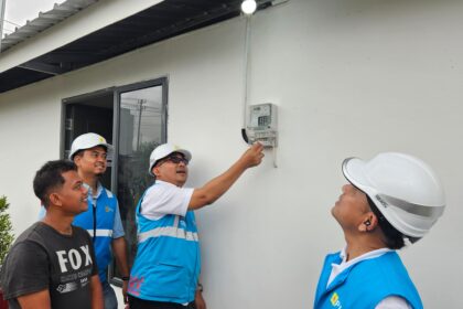 General Manager PLN UID Aceh, Eddi Saputra (kedua dari kanan) dan EVP Komunikasi Korporat & TJSL PLN, Gregorius Adi Trianto (kanan) ketika memastikan listrik telah tersedia pada tiap rumah Huntara di Aceh Tamiang. Foto: Dok PLN