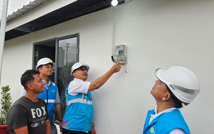General Manager PLN UID Aceh, Eddi Saputra (kedua dari kanan) dan EVP Komunikasi Korporat & TJSL PLN, Gregorius Adi Trianto (kanan) ketika memastikan listrik telah tersedia pada tiap rumah Huntara di Aceh Tamiang. Foto: Dok PLN