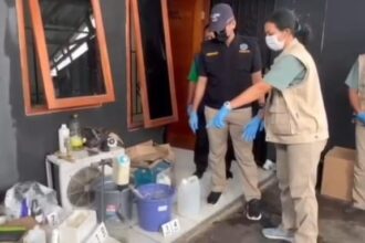 Sejumlah barang bukti diamankan aparat BNN RI dari clandestine laboratory narkotika golongan 1 jenis MDMB-4en-Pinaca (Tembakau sintetis) di sebuah Perumahan di wilayah Tangerang, Banten, Jumat (9/1/2026). Foto: Ist