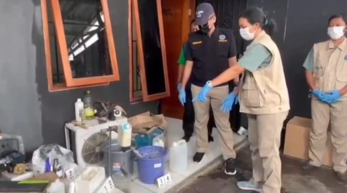 Sejumlah barang bukti diamankan aparat BNN RI dari clandestine laboratory narkotika golongan 1 jenis MDMB-4en-Pinaca (Tembakau sintetis) di sebuah Perumahan di wilayah Tangerang, Banten, Jumat (9/1/2026). Foto: Ist