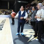 Menteri Pemuda dan Olahraga (Menpora), Erick Thohir, melakukan tip-off atau jump ball sebagai tanda dibukanya Indonesian Basketball League (IBL) musim 2026. Foto/Perbasi