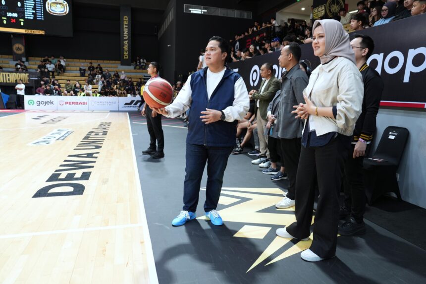 Menteri Pemuda dan Olahraga (Menpora), Erick Thohir, melakukan tip-off atau jump ball sebagai tanda dibukanya Indonesian Basketball League (IBL) musim 2026. Foto/Perbasi