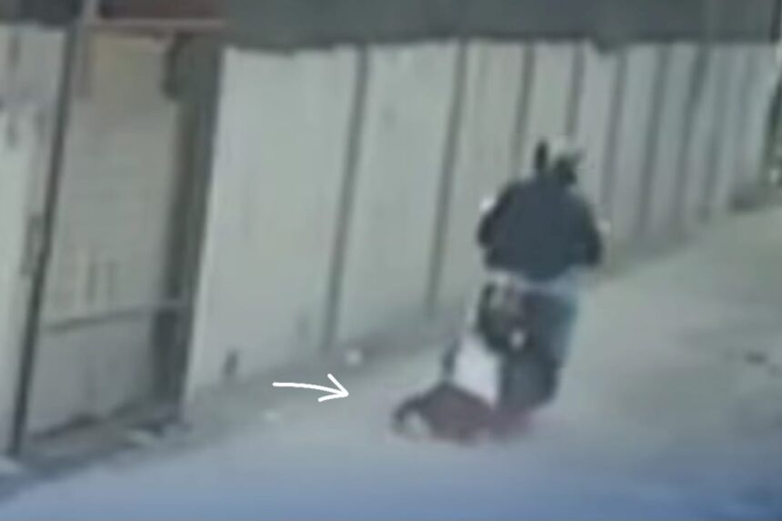 Aksi nekat pencurian siang hari di Medan. Bocah 9 tahun terseret pelaku bermotor saat mempertahankan ponsel dan uangnya. Foto: Tangkap layar IG @medsoszone