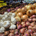 Ilustrasi, Bawang putih dan bawang bombay dipajang untuk dijual di pasar kelontong. Foto: Istcok @tylim