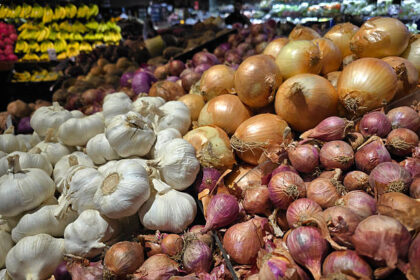 Ilustrasi, Bawang putih dan bawang bombay dipajang untuk dijual di pasar kelontong. Foto: Istcok @tylim