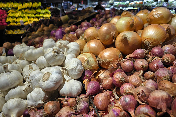 Ilustrasi, Bawang putih dan bawang bombay dipajang untuk dijual di pasar kelontong. Foto: Istcok @tylim