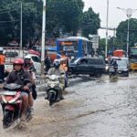 Sejumlah petugas SDA Kecamatan Kramat Jati, Jakarta Timur, mengatur arus lalu lintas yang macet mengular di Jalan Raya Bogor, Kramat Jati mengarah traffick light Pusat Grosir Cililitan, Senin (12/1/2026) siang. Foto: Joesvicar Iqbal/ipol.id