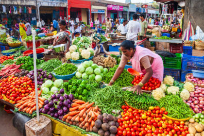 Ilustrasi seorang pedagang wanita melayani pembeli di pasar. Foto: Istock @saiko3p