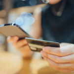 Ilustrasi, Utang masyarakat di pinjaman online terus meningkat. OJK mencatat outstanding pembiayaan pinjol mencapai Rp 94,85 triliun per November 2025, dengan tingkat wanprestasi ikut naik. Foto: Istcok @primeimages