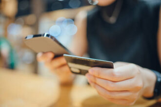 Ilustrasi, Utang masyarakat di pinjaman online terus meningkat. OJK mencatat outstanding pembiayaan pinjol mencapai Rp 94,85 triliun per November 2025, dengan tingkat wanprestasi ikut naik. Foto: Istcok @primeimages