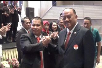 Ketua Umum KONI pusat Marciano Norman secara resmi melantik sekaligus mengukuhkan kepengurusan PB PSTI Pimpinan Surianto masa bakti 2025-2029 di Hotel Claro Makassar Sulawesi Selatan. Foto/ist