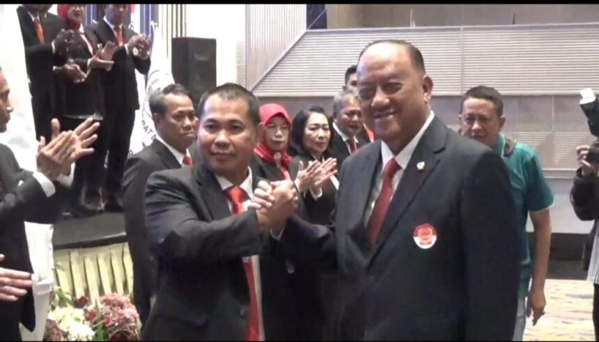 Ketua Umum KONI pusat Marciano Norman secara resmi melantik sekaligus mengukuhkan kepengurusan PB PSTI Pimpinan Surianto masa bakti 2025-2029 di Hotel Claro Makassar Sulawesi Selatan. Foto/ist