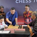 Langkah pertama dimeja GM Cerdas Barus vs Zach Alexander Tjong yg berakhir remis di langkah 59