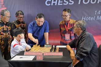 Langkah pertama dimeja GM Cerdas Barus vs Zach Alexander Tjong yg berakhir remis di langkah 59