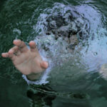 Ilustrasi, Seorang bocah 7 tahun dilaporkan hanyut di Kali Jambe, Bekasi. Tim SAR gabungan terus menyisir aliran sungai demi menemukan korban. Foto: Istcok @EyeEm Mobile GmbH