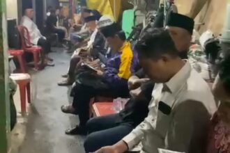 Suasana doa bersama untuk almarhum Alvaro di rumah duka di kawasan Pesanggrahan, Jakarta Selatan. Kapolres Metro Jakarta Selatan, Kombes Pol I Putu Yuni Setiawan melalui Kapolsek Pesanggrahan Kompol Seala Syah Alam, memastikan pendampingan trauma healing serta bantuan sosial tetap diberikan berkesinambungan kepada keluarga almarhum, Selasa (13/1/2026). Foto: Ist