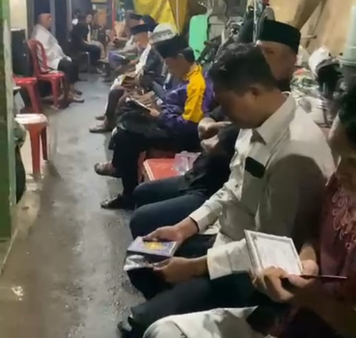 Suasana doa bersama untuk almarhum Alvaro di rumah duka di kawasan Pesanggrahan, Jakarta Selatan. Kapolres Metro Jakarta Selatan, Kombes Pol I Putu Yuni Setiawan melalui Kapolsek Pesanggrahan Kompol Seala Syah Alam, memastikan pendampingan trauma healing serta bantuan sosial tetap diberikan berkesinambungan kepada keluarga almarhum, Selasa (13/1/2026). Foto: Ist
