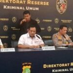 Ditreskrimum Polda Metro Jaya, Kombes Pol Iman Imanuddin bersama Kabid Humas Polda Metro Jaya, Kombes Budhi Hermanto dan jajaran, saat menggelar konfrensi pers di Mapolda Metro Jaya, Rabu (14/1/2026). Foto: Ist