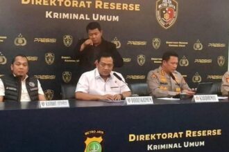 Ditreskrimum Polda Metro Jaya, Kombes Pol Iman Imanuddin bersama Kabid Humas Polda Metro Jaya, Kombes Budhi Hermanto dan jajaran, saat menggelar konfrensi pers di Mapolda Metro Jaya, Rabu (14/1/2026). Foto: Ist