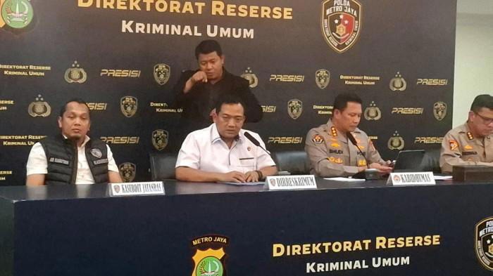 Ditreskrimum Polda Metro Jaya, Kombes Pol Iman Imanuddin bersama Kabid Humas Polda Metro Jaya, Kombes Budhi Hermanto dan jajaran, saat menggelar konfrensi pers di Mapolda Metro Jaya, Rabu (14/1/2026). Foto: Ist