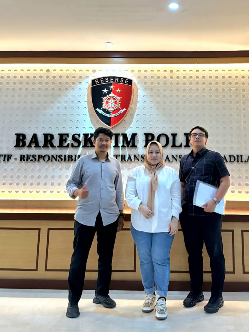 Putriana Hamda Dakka didampingi kuasa hukumnya di Bareskrim Mabes Polri. (Foto: Istimewa)