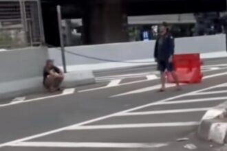 Heboh video Pak Ogah di Exit Tol Rawa Buaya! Polisi pastikan penutupan jalan bukan ulah preman, melainkan aturan resmi Dishub. Masyarakat diminta cek fakta sebelum percaya info viral. Foto: Tangkap layar IG @volunteer.netizen