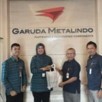Kakacab BPJS Ketenagakerjaan Jakarta Pluit, Tetty Widayantie (kedua dari kiri) kunjungan ke PT Garuda Metalindo, Jakarta.