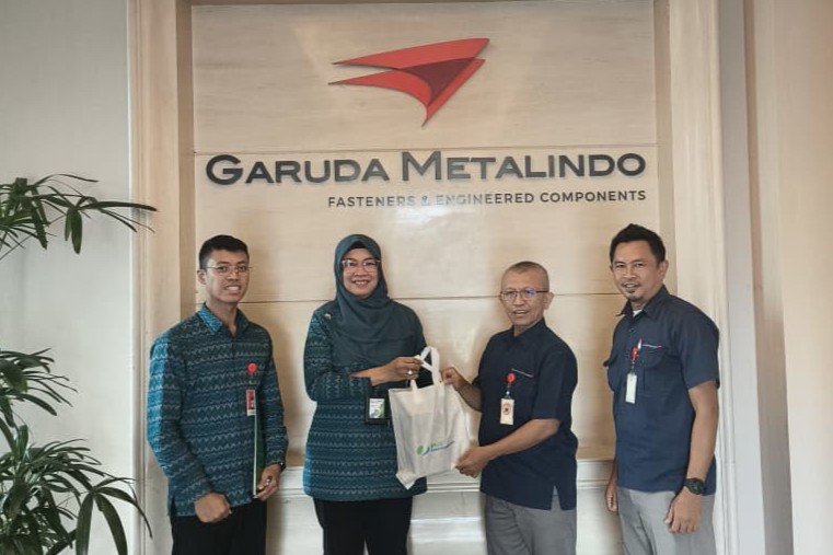 Kakacab BPJS Ketenagakerjaan Jakarta Pluit, Tetty Widayantie (kedua dari kiri) kunjungan ke PT Garuda Metalindo, Jakarta.