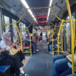 Ilustrasi, Aksi tak senonoh diduga terjadi di dalam bus TransJakarta dan terekam video hingga viral. Foto:Istock @Yan Budi Setiawan