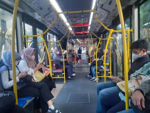 Ilustrasi, Aksi tak senonoh diduga terjadi di dalam bus TransJakarta dan terekam video hingga viral. Foto:Istock @Yan Budi Setiawan