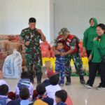 TNI AD saat menggelar kegiatan trauma healing serta menyalurkan bantuan sosial bagi warga terdampak bencana alam di Desa Bandar Tarutung, Kecamatan Angkola Sangkunur, Kabupaten Tapanuli Selatan. Foto: Dispenad