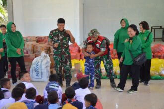 TNI AD saat menggelar kegiatan trauma healing serta menyalurkan bantuan sosial bagi warga terdampak bencana alam di Desa Bandar Tarutung, Kecamatan Angkola Sangkunur, Kabupaten Tapanuli Selatan. Foto: Dispenad