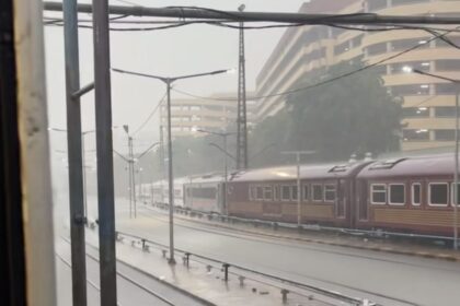 Kondisi jalur rel yang terendam banjir. Foto: Tangkap layar TikTok @alsakighazali.