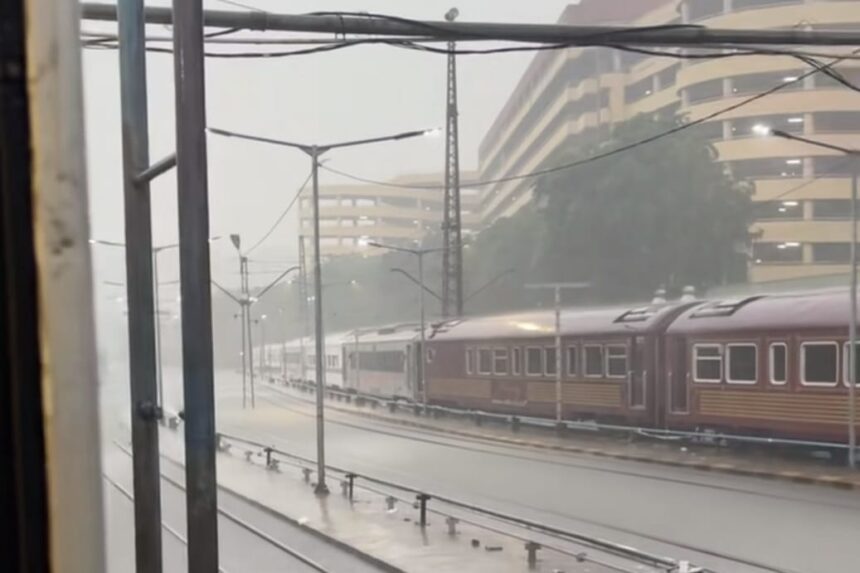 Kondisi jalur rel yang terendam banjir. Foto: Tangkap layar TikTok @alsakighazali.