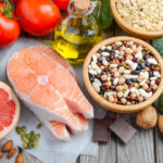 Ilustrasi, Pemilihan makanan yang baik untuk jantung, latar belakang kayu pedesaan, fokus selektif. Foto: Istcok @JulijaDmitrijeva