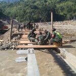 Satgas Penanggulangan Bencana Alam (Gulbencal) saat membangun jembatan darurat di Desa Burlah, Kecamatan Ketol, Kabupaten Aceh Tengah, Sabtu (16/1/2026). Foto: Dispenad
