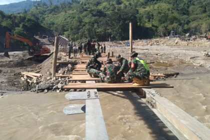 Satgas Penanggulangan Bencana Alam (Gulbencal) saat membangun jembatan darurat di Desa Burlah, Kecamatan Ketol, Kabupaten Aceh Tengah, Sabtu (16/1/2026). Foto: Dispenad