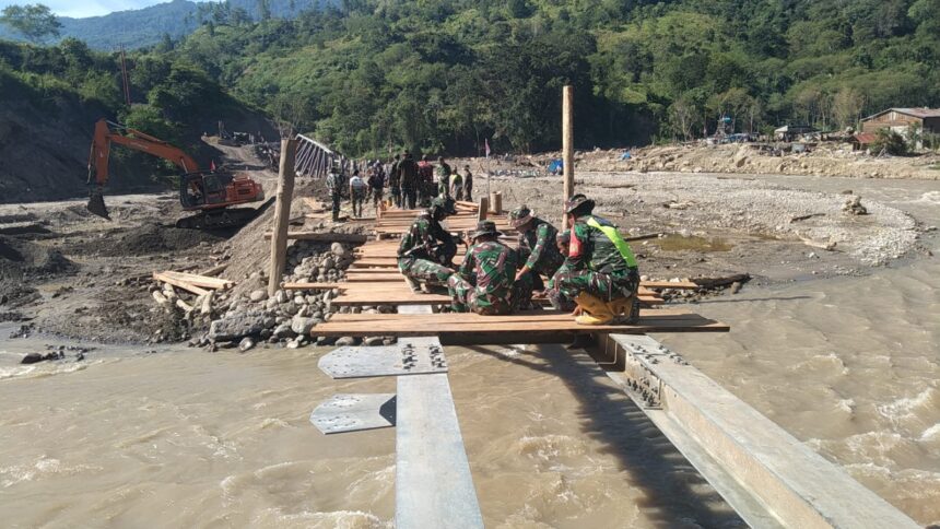 Satgas Penanggulangan Bencana Alam (Gulbencal) saat membangun jembatan darurat di Desa Burlah, Kecamatan Ketol, Kabupaten Aceh Tengah, Sabtu (16/1/2026). Foto: Dispenad