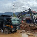 Upaya normalisasi wilayah terdampak banjir di depan Gereja GKPI Hutanabolon, Kecamatan Tukka, Kabupaten Tapanuli Tengah, Jumat (16/1/2026). Foto: Dispenad