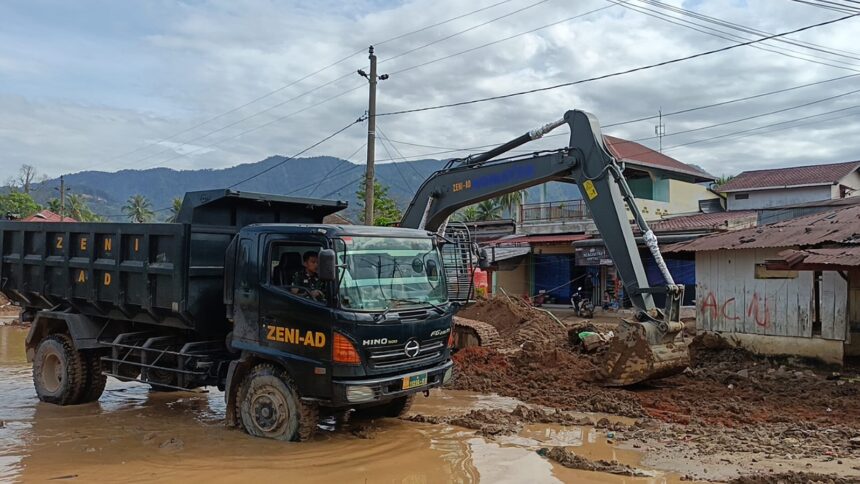 Upaya normalisasi wilayah terdampak banjir di depan Gereja GKPI Hutanabolon, Kecamatan Tukka, Kabupaten Tapanuli Tengah, Jumat (16/1/2026). Foto: Dispenad