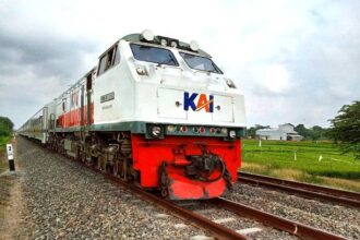 Ilustrasi, KAI memilih membatalkan perjalanan di jalur terdampak banjir dan mengembalikan tiket penumpang secara penuh. Foto: Istock @SUMAR TOYO