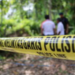 Ilustrasi, Polisi memasang garis pembatas di makam almarhum Sajim (65) di TPU Kampung Gardu Junti, Desa Junti, Kecamatan Jawilan, Kabupaten Serang, Banten, yang diduga dibongkar orang tidak dikenal. Polisi menyelidiki dugaan pencurian tulang jenazah. Foto: Istock @Herwin Bahar